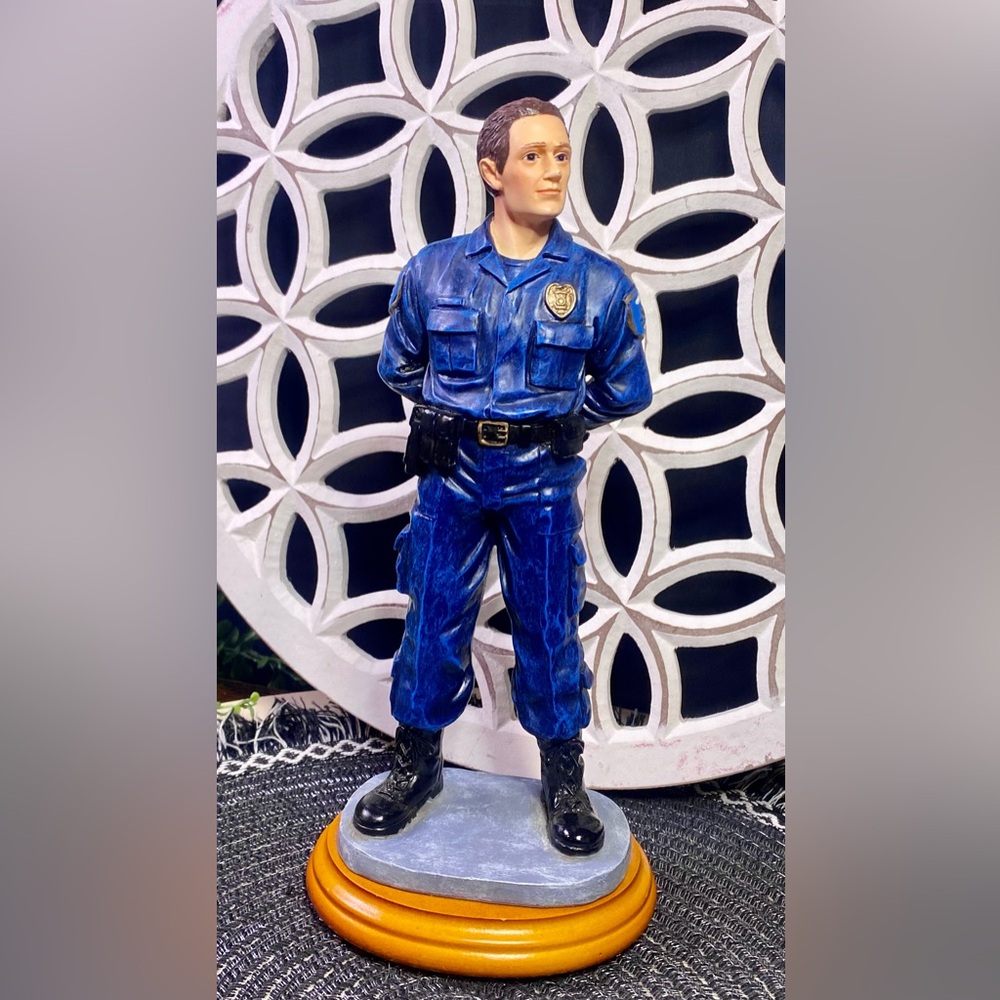 Vanmark Blue Hats‎ of Bravery MAN IN BLUE Police Figurine PE88898 02/0249